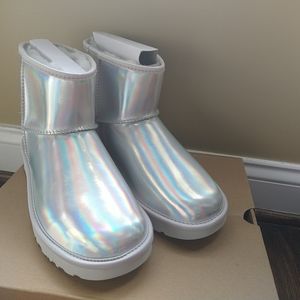 UGG HOLOGRAPHIC SIZE 6 WOMENS SHOE